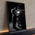 Menino pequeno tocando o farol de um Porsche esportivo em fotografia preto e branco, quadro decorativo