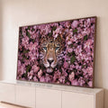 Quadro Decorativo Grande Leopardo de Olhos para Sala Rosa | quadros decorativos para sala | rosto de leopardo com olhos azuis cercado por flores cor-de-rosa | Porao dos Quadros