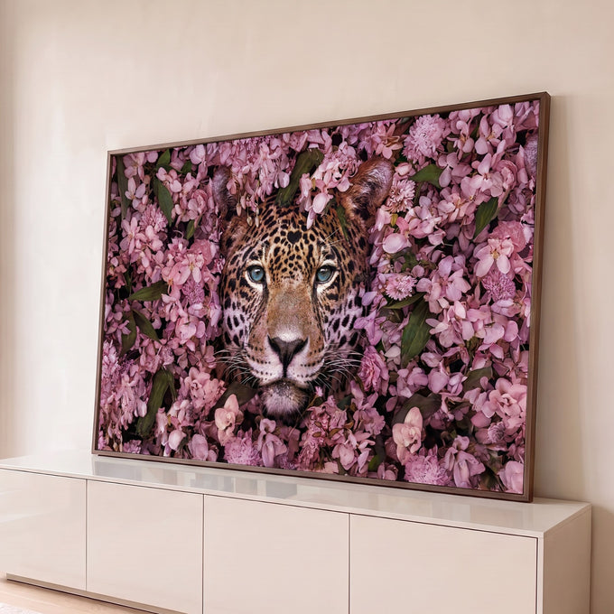 Quadro Decorativo Grande Leopardo de Olhos para Sala Rosa | quadros decorativos para sala | rosto de leopardo com olhos azuis cercado por flores cor-de-rosa | Porao dos Quadros