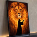 Quadro Decorativo Grande Leão Dourado para Sala Laranja | quadros decorativos para sala | leão com juba dourada e silhueta de rei coroado em tons de fogo | Porao dos Quadros
