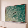 Quadro Decorativo Grande Cachorro Nadando para Sala Verde | quadros decorativos para sala | cachorro marrom nadando em mar turquesa cristalino visto de cima | Porao dos Quadros