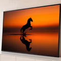 Quadro Decorativo Grande Cavalo Empinado Silhueta para Sala | quadros decorativos para sala | silhueta de cavalo empinado refletida na água sob céu laranja de pôr do sol | Porao dos Quadros