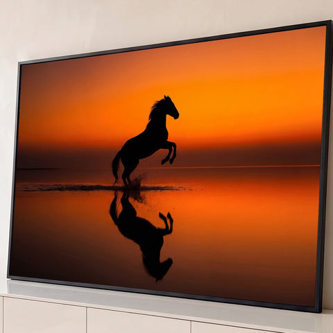 Cavalo empinado em silhueta refletido na água sob céu laranja ao pôr do sol, quadro decorativo
