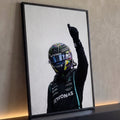 Piloto de Fórmula 1 de capacete holográfico e macacão preto fazendo joinha, fundo branco, quadro decorativo
