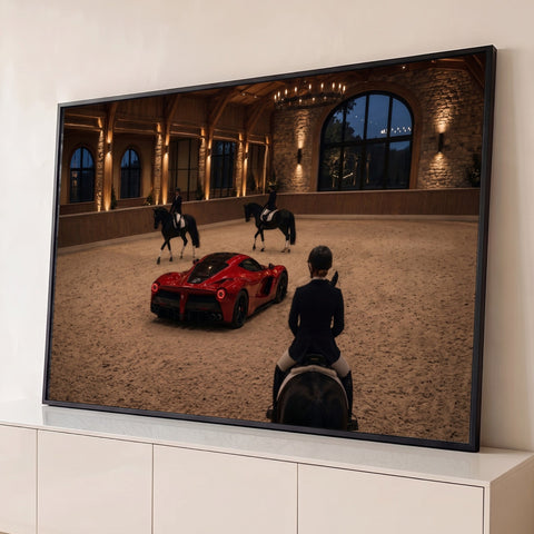 Carro esportivo vermelho em picadeiro com cavaleiros em cavalos negros à noite, quadro decorativo