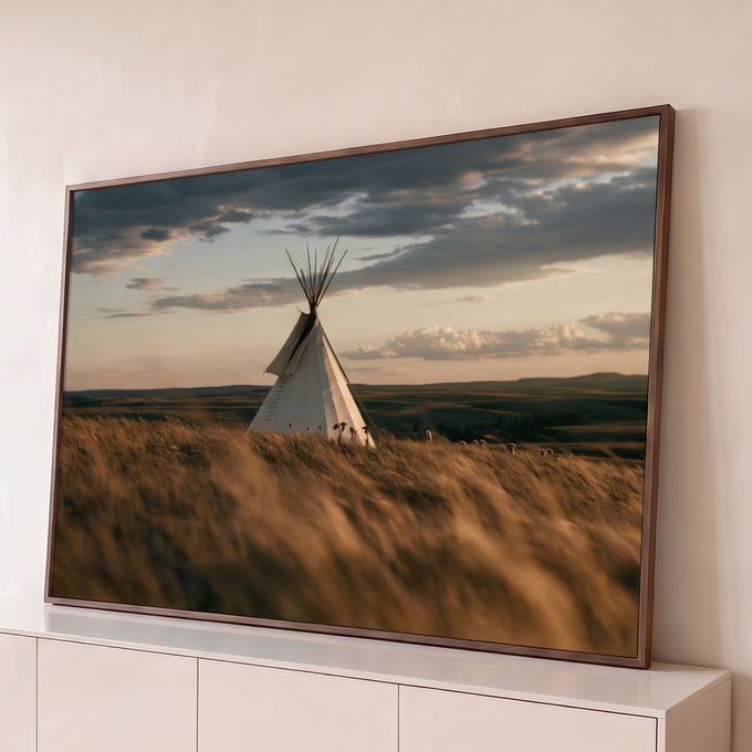 Quadro Decorativo Tipi Branca no Campo ao Entardecer | quadros decorativos para sala | tenda tipi branca em colina com grama dourada ao entardecer | Porao dos Quadros