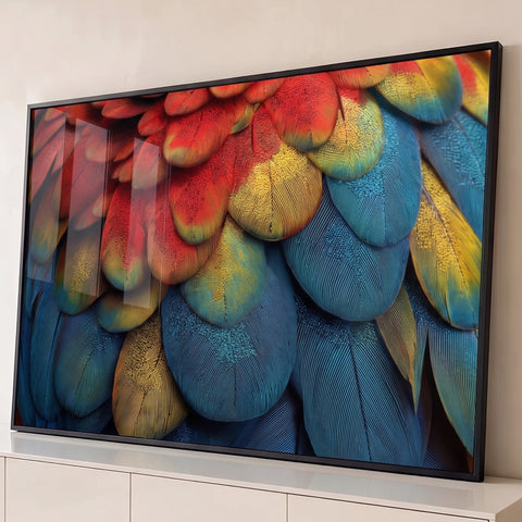 Close macro de penas de arara azuis, vermelhas e amarelas em textura tropical, quadro decorativo