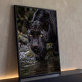 Quadro Decorativo Grande Pantera Olhos Amarelos para Sala | quadros decorativos para sala | pantera negra bebendo água com olhos amarelos intensos e pelagem molhada | Porao dos Quadros