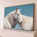 Quadro Decorativo Grande Cavalos Brancos se para Sala Azul | quadros decorativos para sala | dois cavalos brancos encostando as cabeças, crinas ao vento, fundo céu azul | Porao dos Quadros