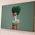 Mulher surreal com cabelo verde em forma de coração, máscara de corações e gola plissada, quadro decorativo