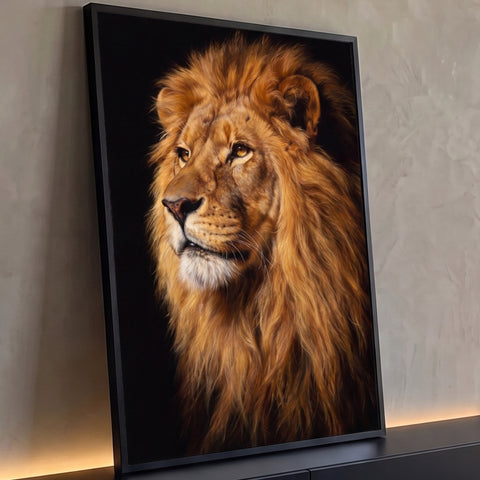 Quadro Decorativo Grande Leão Retrato Juba para Sala Dourado | quadros decorativos para sala | leão com juba dourada volumosa e olhos âmbar sobre fundo preto | Porao dos Quadros
