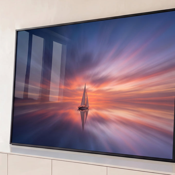 Quadro Decorativo Grande Veleiro Solitário para Sala Laranja | quadros decorativos para sala | veleiro branco solitário refletido em água calma sob céu de pôr do sol | Porao dos Quadros