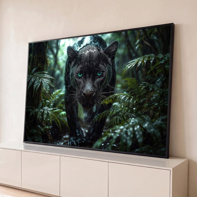 Pantera negra de olhos verdes caminhando na chuva entre folhagens da floresta tropical, quadro decorativo