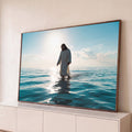 Quadro Decorativo Grande Jesus Caminhando Mar para Sala Azul | quadros decorativos para sala | homem de túnica branca caminhando sobre o mar com sol ao fundo | Porao dos Quadros
