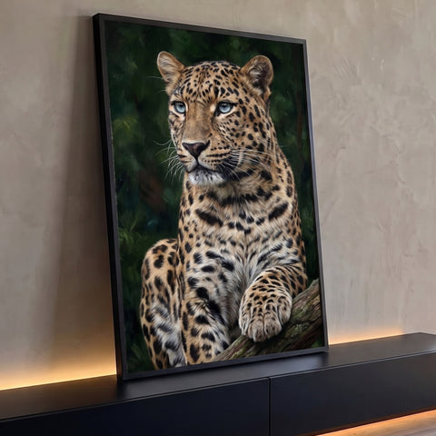 Leopardo de olhos azuis sentado em galho com fundo de floresta verde, pintura realista, quadro decorativo