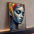 Rosto feminino de olhos fechados em mosaico azul e cinza, cabelo vermelho e amarelo, quadro decorativo