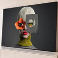 Mulher surreal com flor laranja no olho, batom vermelho e recorte pied-de-poule em fundo cinza, quadro decorativo