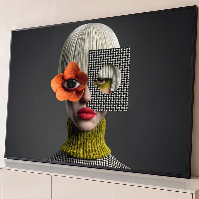 Mulher surreal com flor laranja no olho, batom vermelho e recorte pied-de-poule em fundo cinza, quadro decorativo