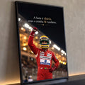 Ayrton Senna de macacão vermelho e capacete amarelo com punho erguido e frase de fé, quadro decorativo