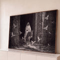 Jesus montado em jumento cruza portão de pedra entre pombas brancas e palmas, em preto e branco, quadro decorativo