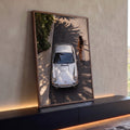 Porsche 911 prata visto do alto com mulher de biquíni e sombras de palmeiras no asfalto, quadro decorativo