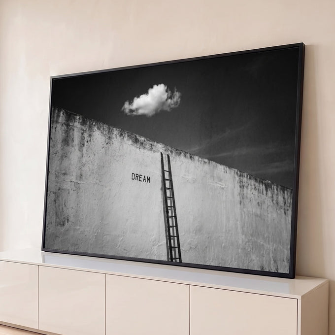 Quadro Decorativo Grande Escada e Nuvem para Sala Preto | quadros decorativos para sala | escada encostada em muro com palavra dream e nuvem solitária em preto e branco | Porao dos Quadros