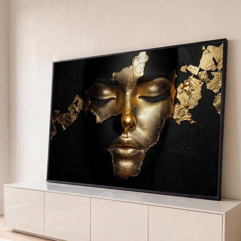 Rosto de mulher de olhos fechados coberto por folhas de ouro sobre fundo preto texturizado, quadro decorativo