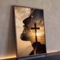 Quadro Decorativo Grande Cristo para Sala Dourado | quadros decorativos para sala | perfil de homem com coroa de espinhos sobreposto a cruz e céu dourado ao entardecer | Porao dos Quadros