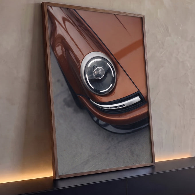 Quadro Decorativo Grande Farol Laranja para Sala | quadros decorativos para sala | farol redondo cromado em carro esportivo cor cobre, vista aproximada do capô | Porao dos Quadros