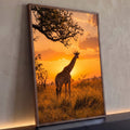 Girafa em silhueta ao pôr do sol na savana africana, céu laranja e árvore, quadro decorativo
