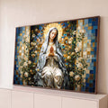 Virgem Maria em prece com auréola dourada entre rosas brancas sobre mosaico azul, quadro decorativo