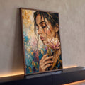 Quadro Decorativo Grande Mulher com Flor para Sala Dourado | quadros decorativos para sala | mulher de perfil com olhos fechados segurando flor rosa, toques de dourado no cabelo | Porao dos Quadros