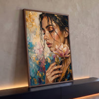 Quadro Decorativo Grande Mulher com Flor para Sala Dourado - Borda Infinita / 100x65cm