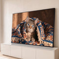Gato tabby de olhos azuis aconchegado em manta azul estampada com franjas, quadro decorativo