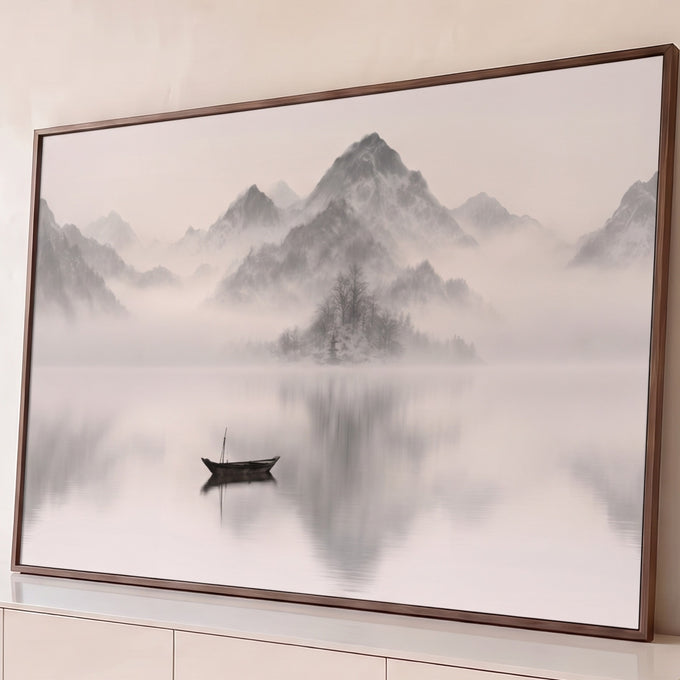 Barco solitário em lago espelhado com montanhas nevadas e névoa em estilo oriental, quadro decorativo