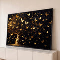Árvore da vida de tronco dourado torcido com revoada de borboletas douradas em fundo preto, quadro decorativo