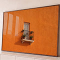 Quadro Decorativo Grande Varanda com Flores para Sala | quadros decorativos para sala | janela branca e varanda com grade de ferro e flores sobre parede laranja vibrante | Porao dos Quadros