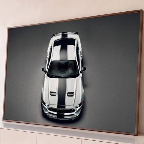 Mustang branco com faixas pretas de corrida visto de cima sobre fundo cinza, quadro decorativo