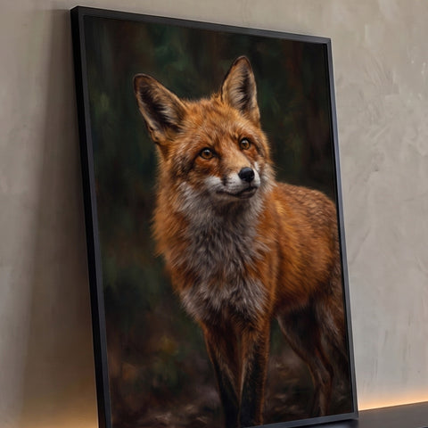 Raposa vermelha de olhos âmbar em pintura realista com fundo de floresta escura, quadro decorativo