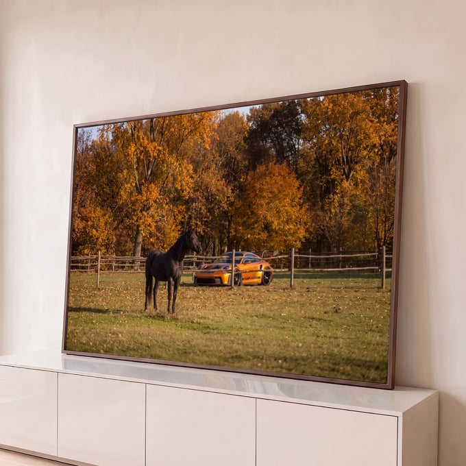 Cavalo preto no pasto com Porsche laranja e árvores de outono ao fundo, quadro decorativo