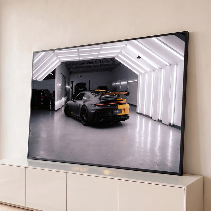 Quadro Decorativo Grande GT3 e Amarelo para Sala Preto | quadros decorativos para sala | preto fosco com faixa amarela visto de trás em garagem iluminada | Porao dos Quadros
