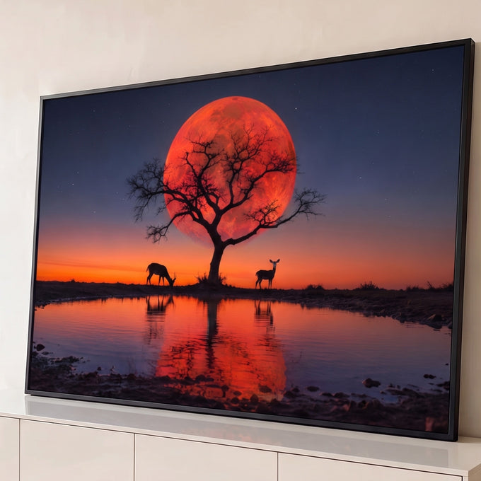 Quadro Decorativo Grande Lua Vermelha Antílopes para Sala | quadros decorativos para sala | lua vermelha gigante atrás de árvore seca com antílopes refletidos no lago | Porao dos Quadros