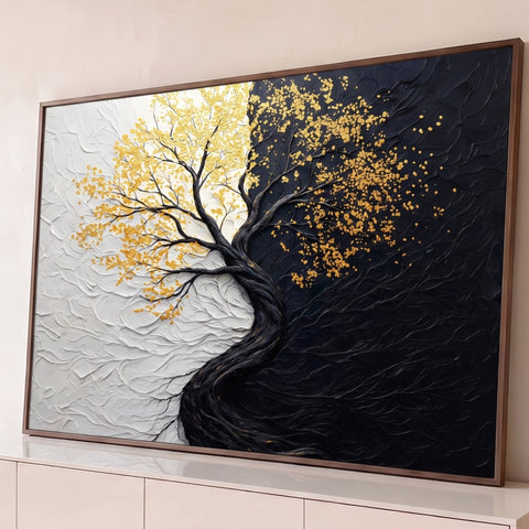 Árvore de tronco preto com folhas douradas sobre fundo branco e preto em relevo, quadro decorativo