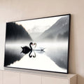 Quadro Decorativo Grande Cisne e Branco para Sala Preto | quadros decorativos para sala | cisne preto e cisne branco formando um coração sobre lago com neblina e montanhas | Porao dos Quadros