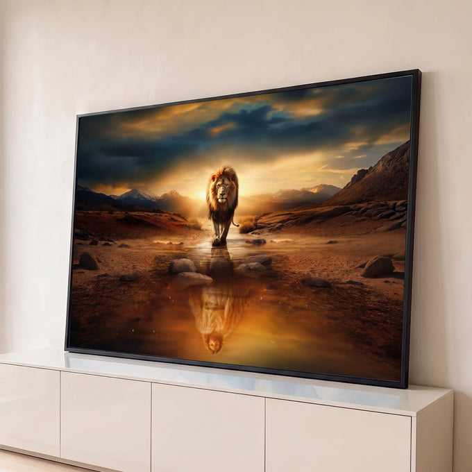 Leão caminhando em riacho ao pôr do sol com reflexo dourado na água e montanhas, quadro decorativo