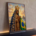 Quadro Decorativo Grande Nossa Senhora Bandeira para Sala | quadros decorativos para sala | Nossa Senhora com manto azul e coroa dourada segurando a bandeira do Brasil | Porao dos Quadros