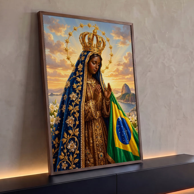Quadro Decorativo Grande Nossa Senhora Bandeira para Sala | quadros decorativos para sala | Nossa Senhora com manto azul e coroa dourada segurando a bandeira do Brasil | Porao dos Quadros
