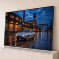 Corvette clássico prata em pátio de fábrica de tijolos à noite, chão molhado e céu azul, quadro decorativo