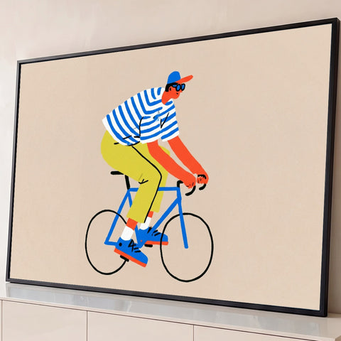 Ilustração de ciclista com camisa listrada azul, boné e óculos em bicicleta azul, fundo bege, quadro decorativo
