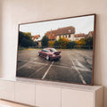 Carro esportivo rebaixado bordô em estacionamento molhado com casas europeias e árvores de outono, quadro decorativo